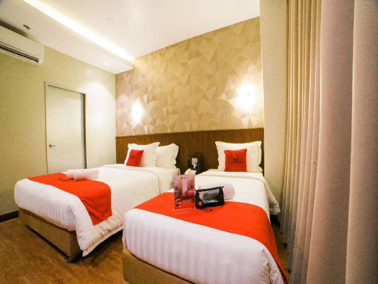 Reddoorz Premium @ South Triangle Quezon City Exterior photo