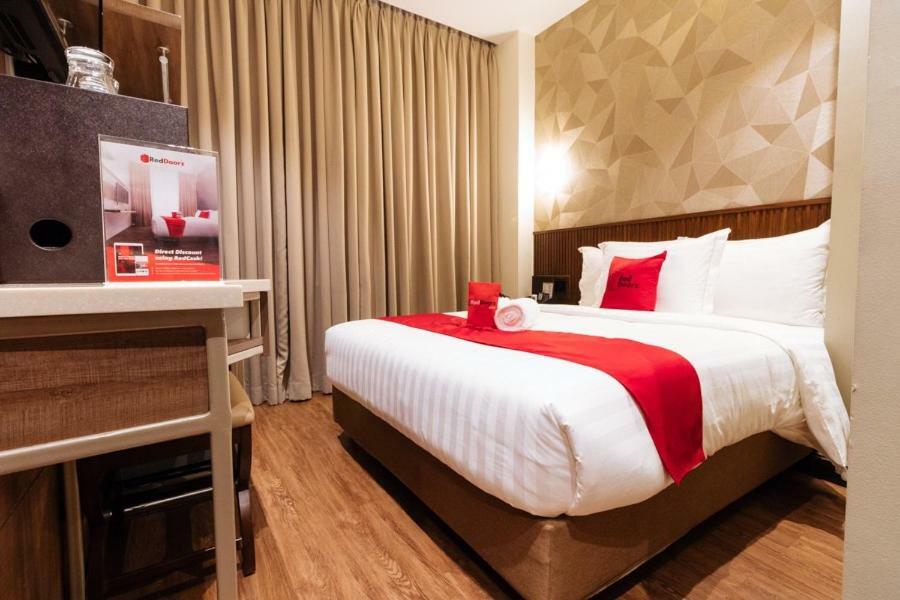 Reddoorz Premium @ South Triangle Quezon City Exterior photo
