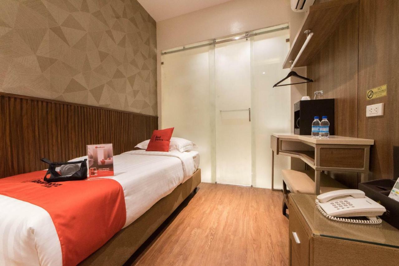 Reddoorz Premium @ South Triangle Quezon City Exterior photo