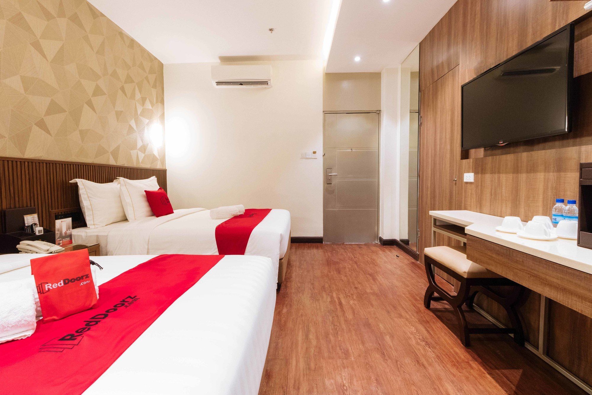 Reddoorz Premium @ South Triangle Quezon City Exterior photo