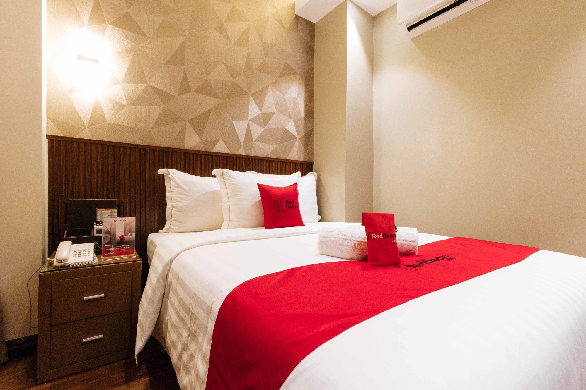 Reddoorz Premium @ South Triangle Quezon City Exterior photo